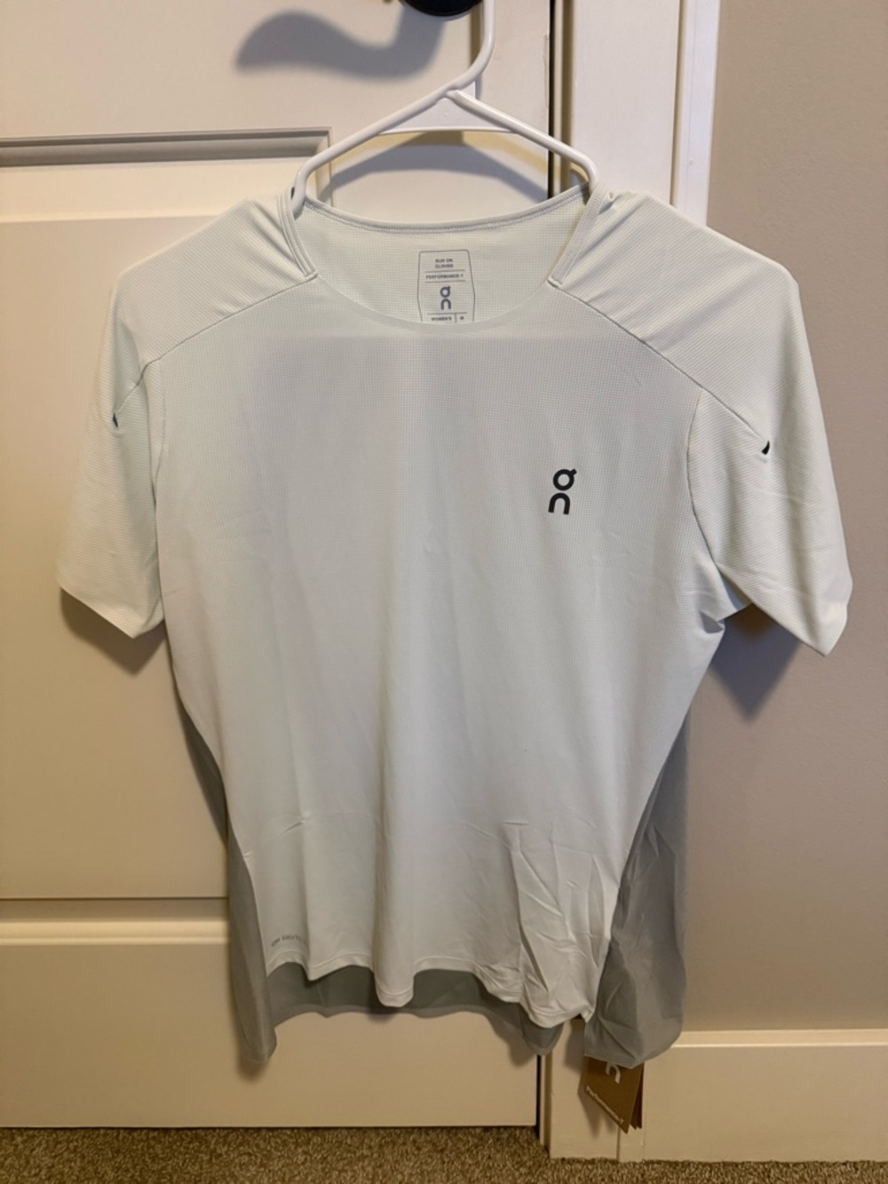 On Running Women’s Performance Tech Tee- Medium